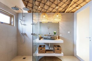 Dusche, Haartrockner, Bidet, Handtücher