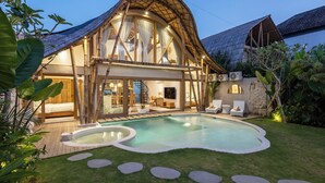 A modern villa with a large swimming pool, a covered outdoor area, and a well-maintained garden. - New Villa in Kerobokan - 5 Min to Canggu (Badung)