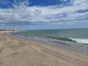A beach with a sandy shore and a clear sky. - Air-conditioned mobile home with beach access, bed 160, 2 bathrooms, 2 WCs (Vendres)