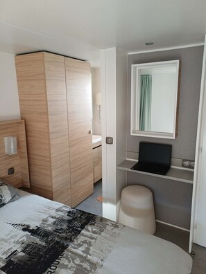 Room - Vrbo Property (Vendres)