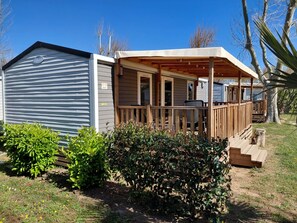 A mobile home with a covered porch and a small deck. - Air-conditioned mobile home with beach access, bed 160, 2 bathrooms, 2 WCs (Vendres)