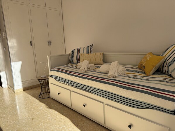4 bedrooms, iron/ironing board, WiFi, bed sheets