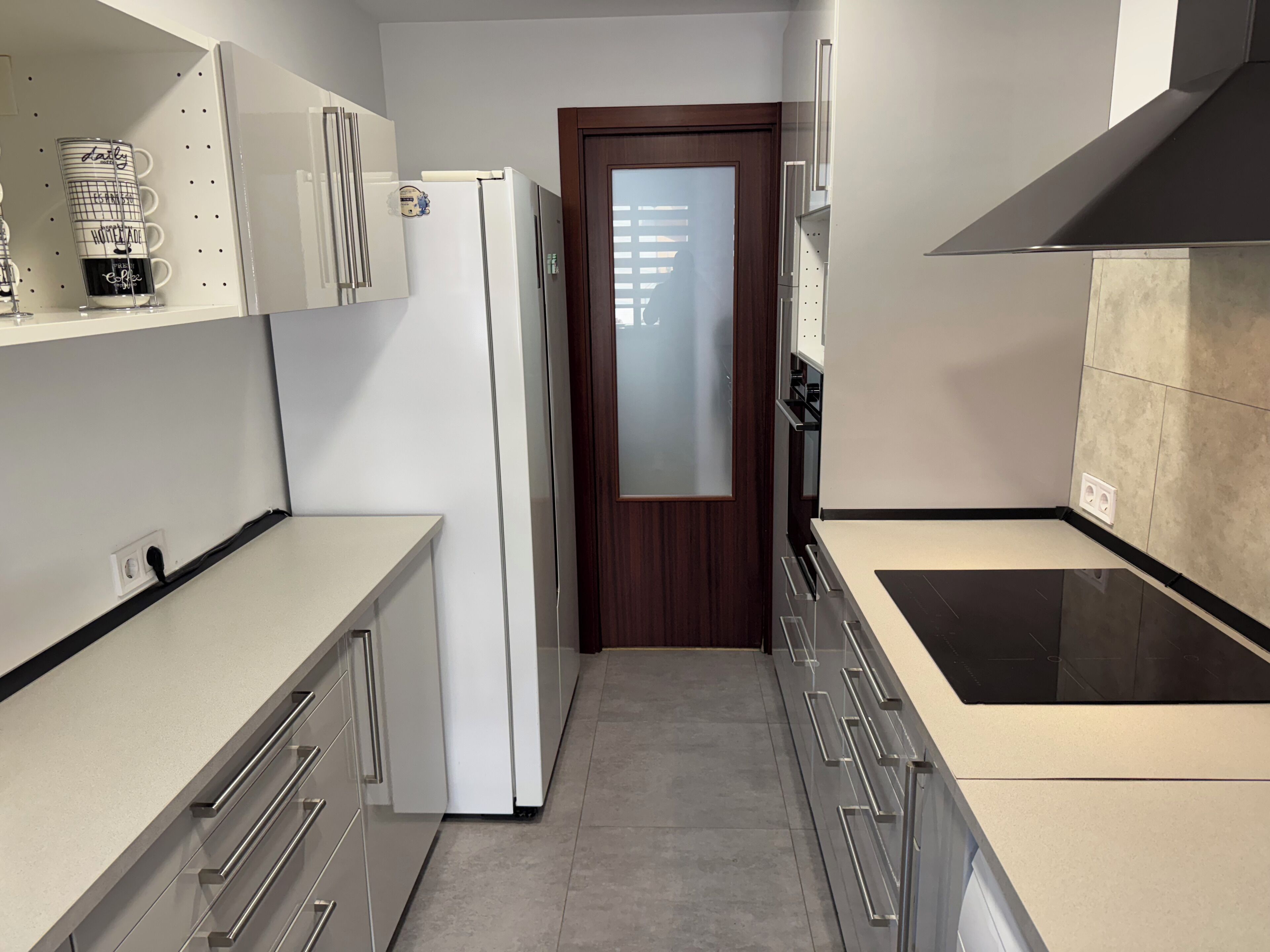 Microondas, horno, placa de cocina y lavavajillas