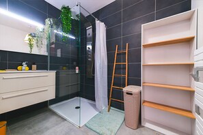 Een douche, een haardroger, handdoeken, zeep