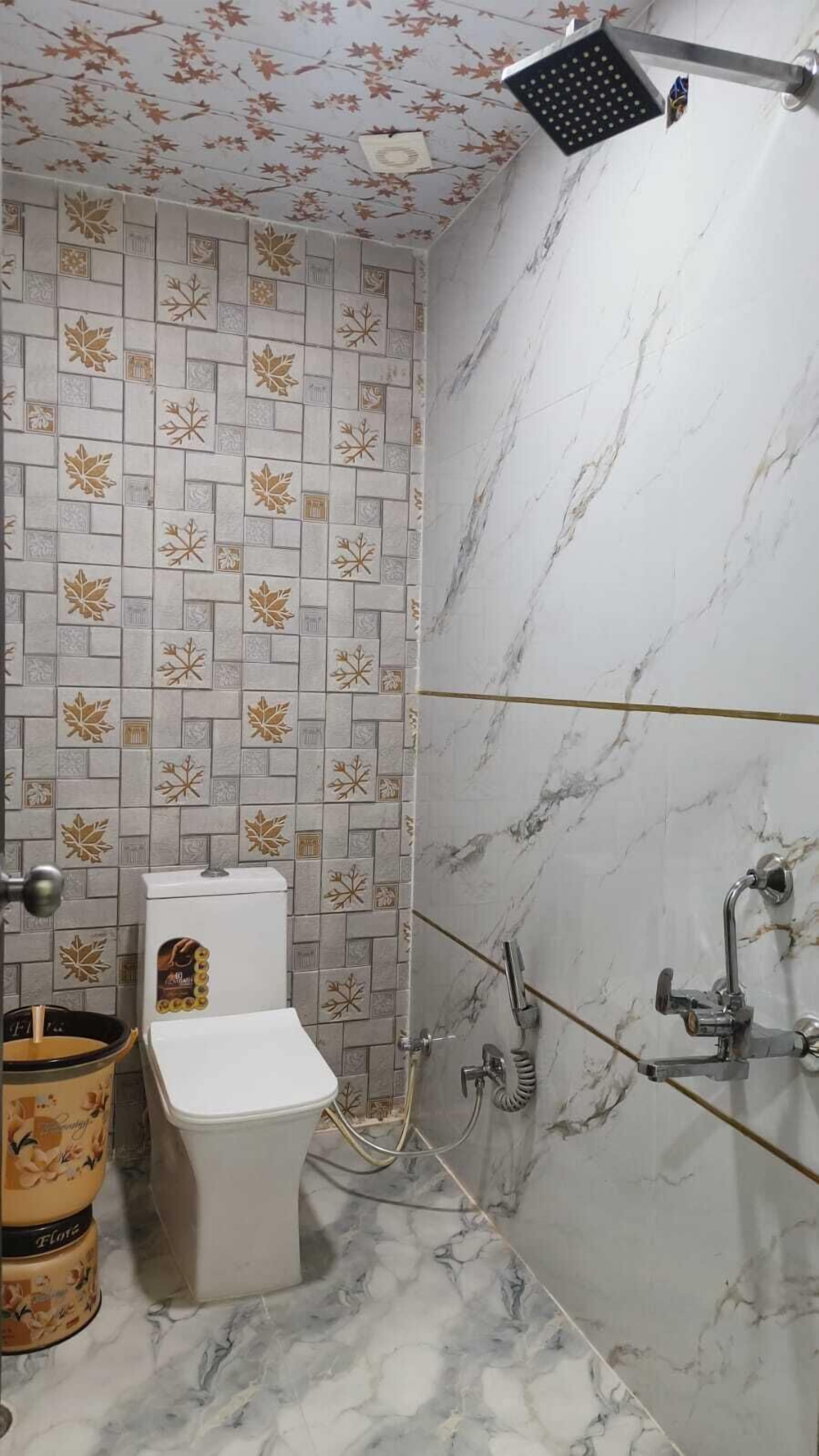 Standaard kamer | Badkamer | Een douche, zeep, shampoo