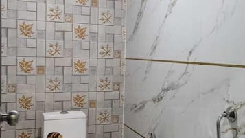 Standaard kamer | Badkamer | Een douche, zeep, shampoo