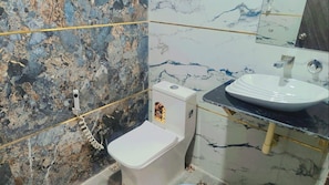 Deluxe Room | Bathroom | Shower, soap, shampoo