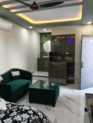 Luxury Room | Free WiFi, bed sheets
