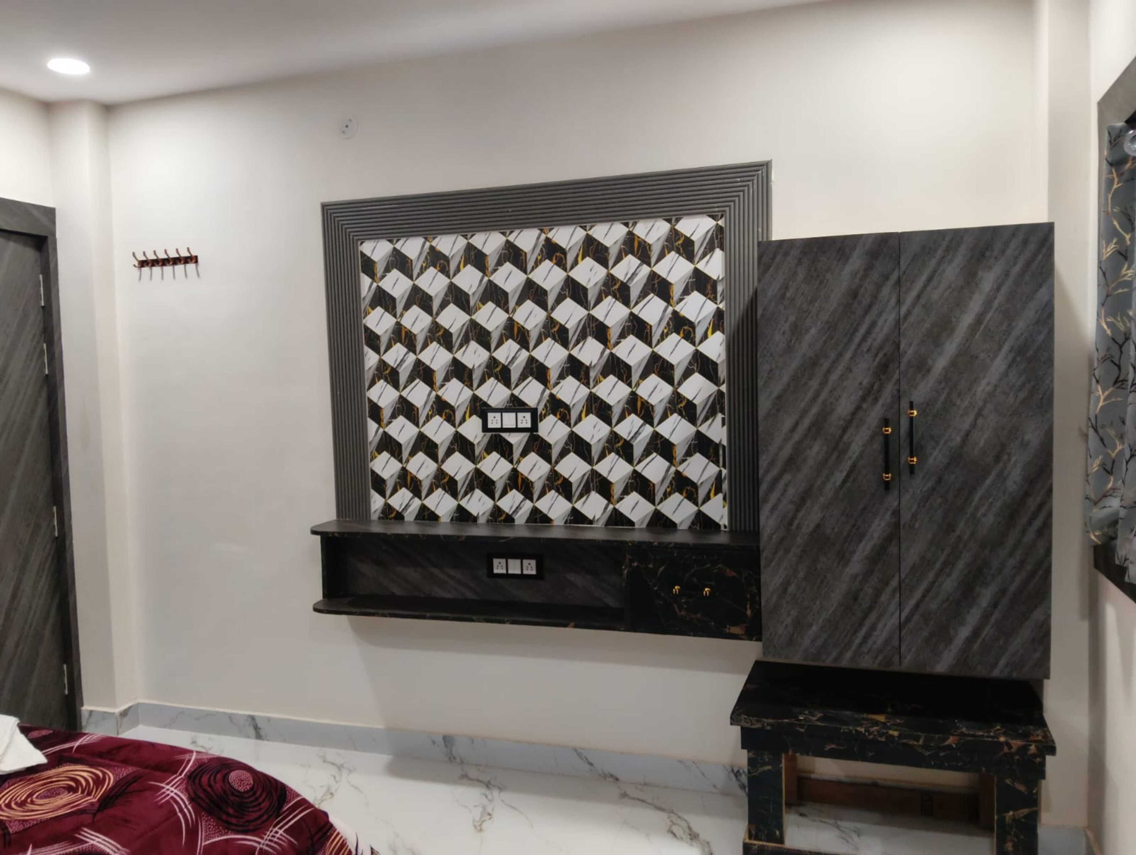 Une chambre à coucher avec un lit, une armoire, un téléviseur fixé au mur et une petite table.