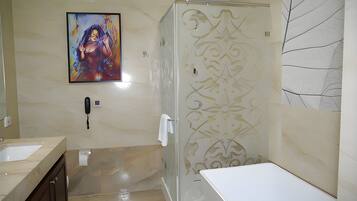 Chambre Double Deluxe, vue jardin | Salle de bain