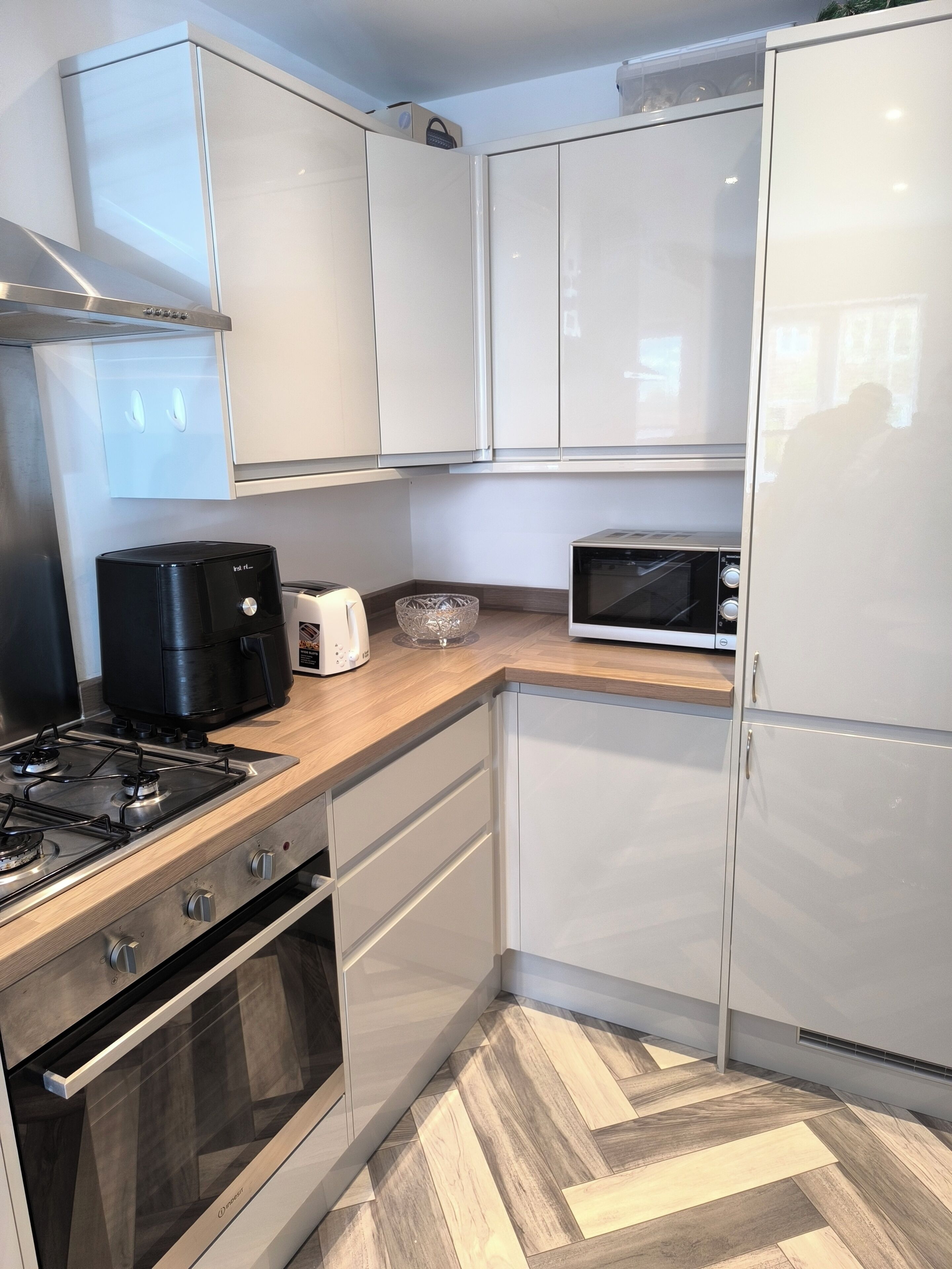 Fridge, microwave, oven, coffee/tea maker