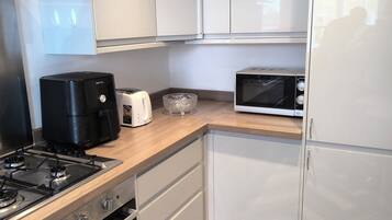 Fridge, microwave, oven, coffee/tea maker