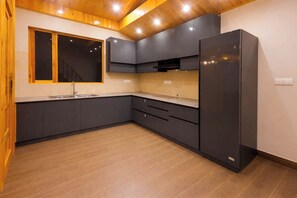 Deluxe Studio, Mountain View | Interior - Regal Retreat Inn (Kullu)