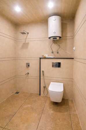 Deluxe Studio, Mountain View | Bathroom - Regal Retreat Inn (Kullu)