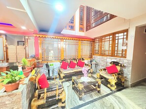 Lobby sitting area - White Yak Near Gandhi Rd (Darjeeling)