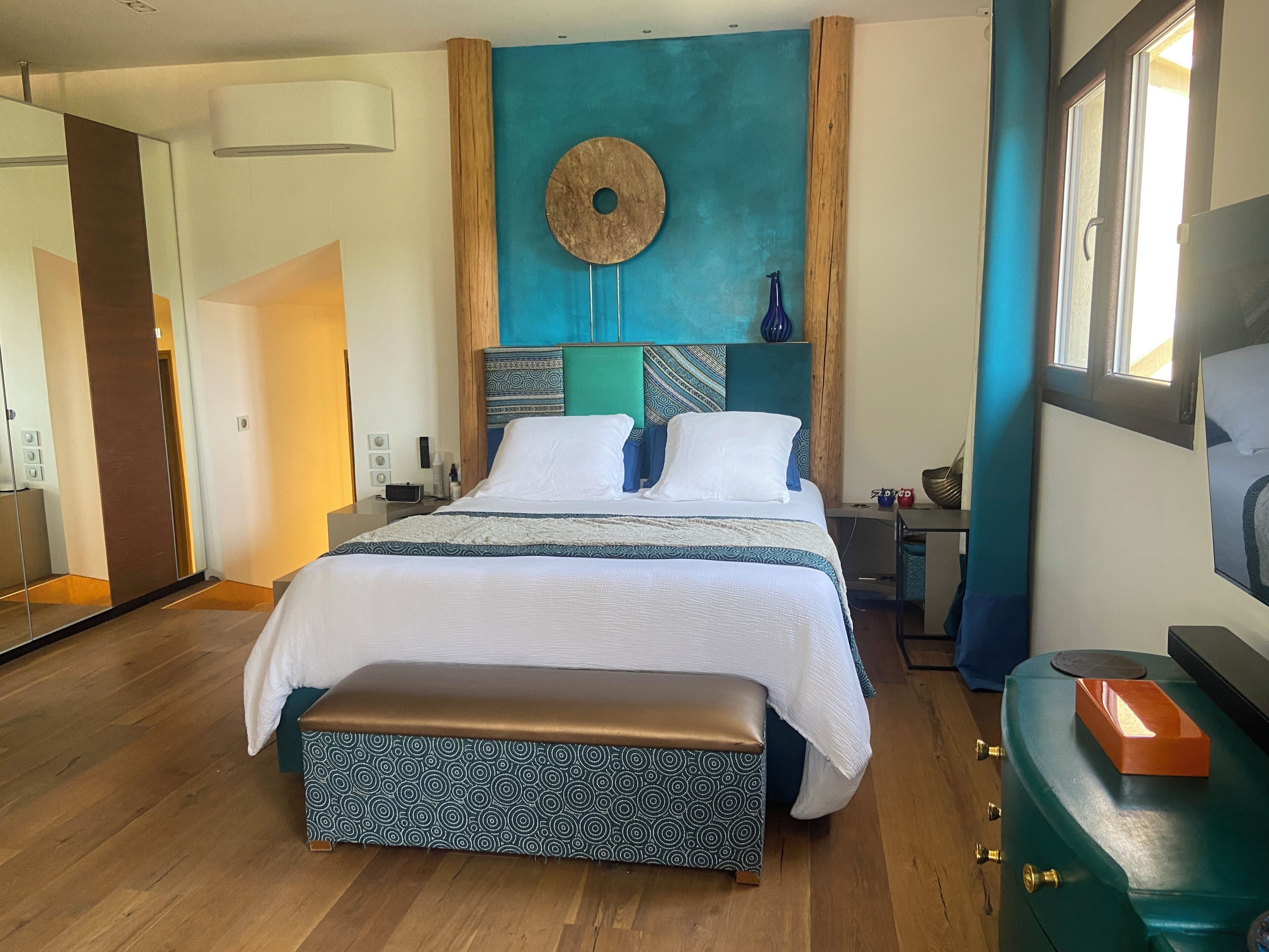 5 bedrooms, iron/ironing board, WiFi, bed sheets