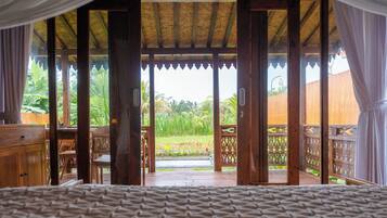 Deluxe Villa, 1 Bedroom, Patio, Pool View | Desk, bed sheets