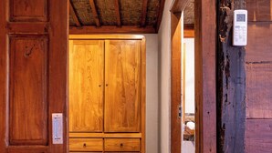 Ein Schrank aus Holz mit zwei Türen und drei Schubladen.