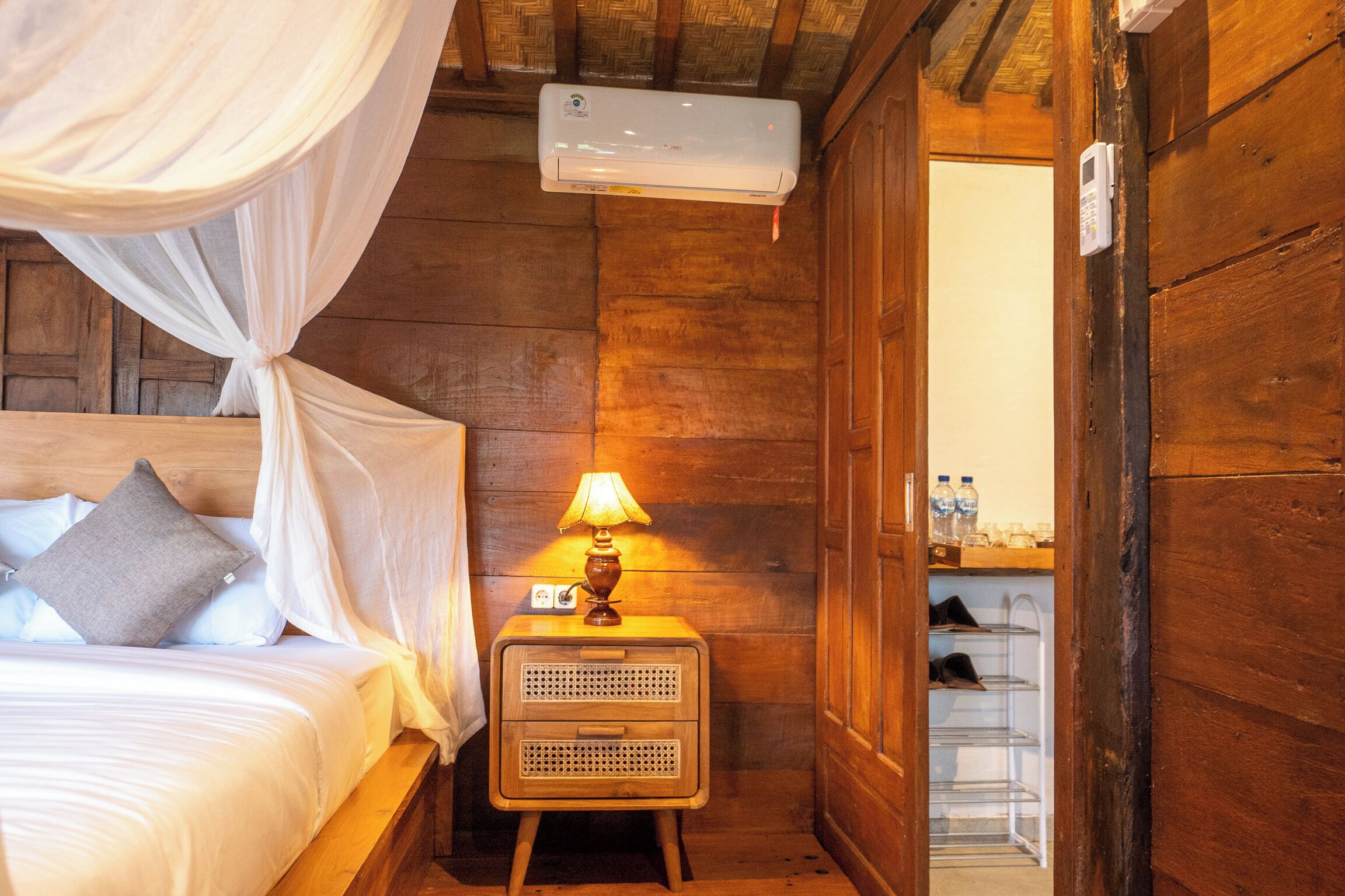 Vila Deluks, 1 kamar tidur, patio, pemandangan kolam renang | Meja kerja dan seprai linen
