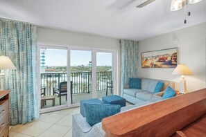 Living area - Cozy 1-bedroom condo in amazing Ormond Beach with AC and gym (Ormond Beach)