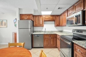 Private kitchen - Cozy 1-bedroom condo in serene Ormond Beach with AC (Ormond Beach)
