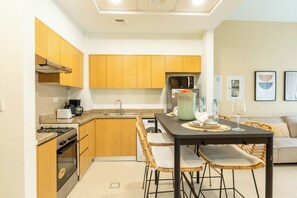 Deluxe appartement | Privékeuken | Een koelkast, een microgolfoven, een oven, een kookplaat