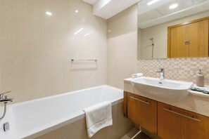 Deluxe Apartment | Bathroom - Downtown Dubai - Pool & Gym Access (Dubai)