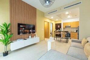 Deluxe appartement | Woonruimte | Een 65-inch smart-tv met kabelzenders, Netflix en streamingdiensten