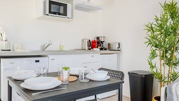 Réfrigérateur, four à micro-ondes, cafetière-théière, grille-pain