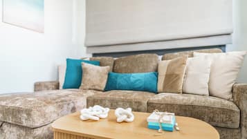 Apartment, Balcony, City View | Living area