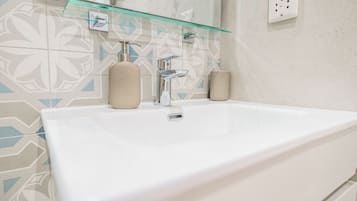 Apartment, Balcony, City View | Bathroom