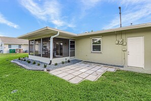 Exterior - 5 min to Beach - Newly Renovated (Cape Coral)