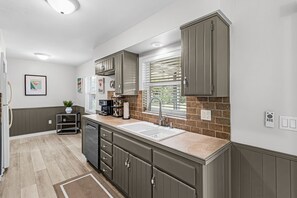 Fridge, microwave, oven, stovetop - 5 min to Beach - Newly Renovated (Cape Coral)