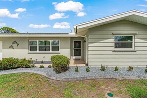 Exterior detail - 5 min to Beach - Newly Renovated (Cape Coral)