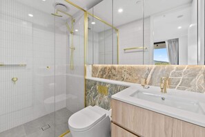 Shower, hair dryer, towels, shampoo - Stylish 2-Bed Stay Near Canberra Centre (Dickson)