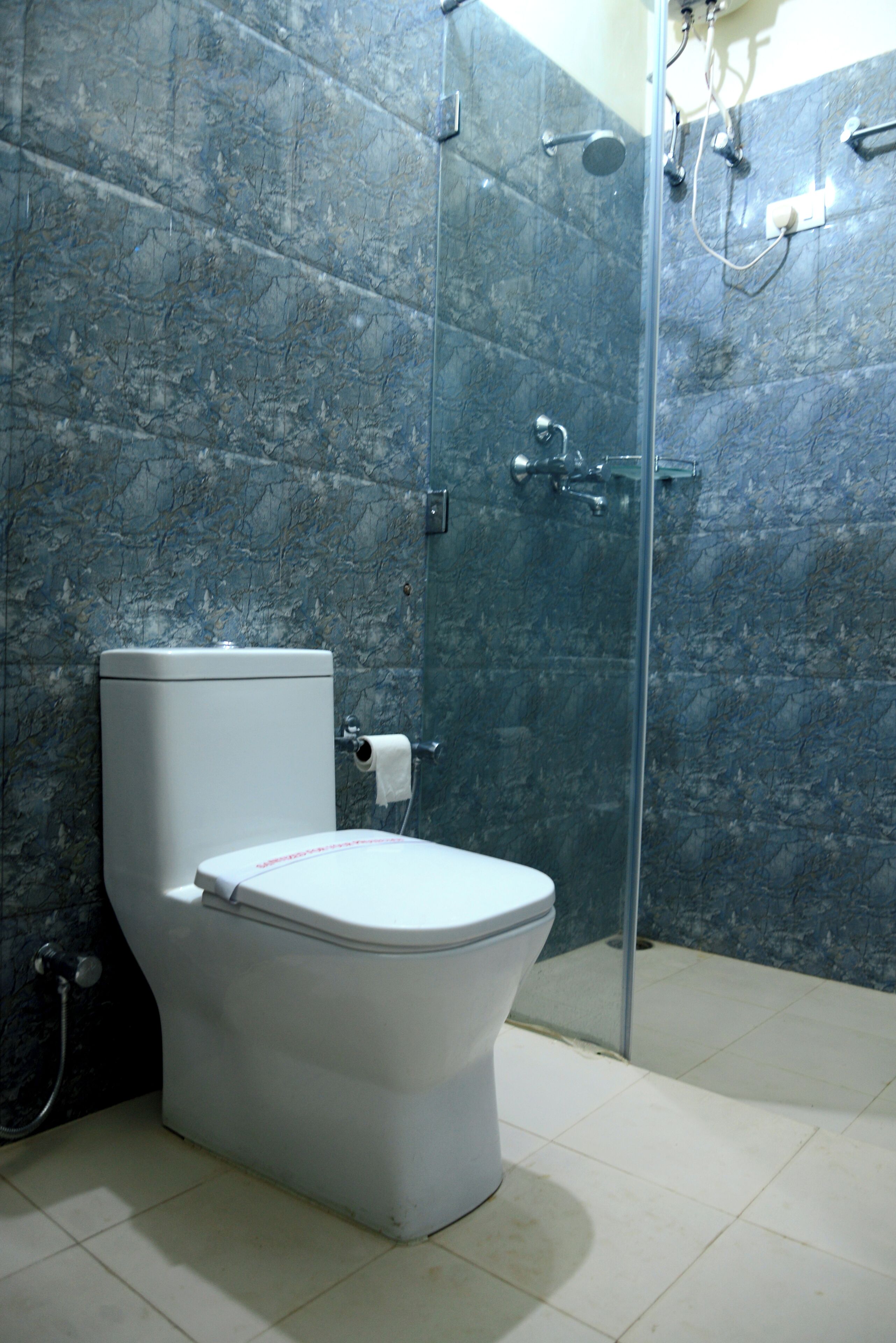 Deluxe Double Room | Bathroom | Shower, free toiletries, towels, soap