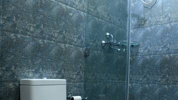 Deluxe Double Room | Bathroom | Shower, free toiletries, towels, soap