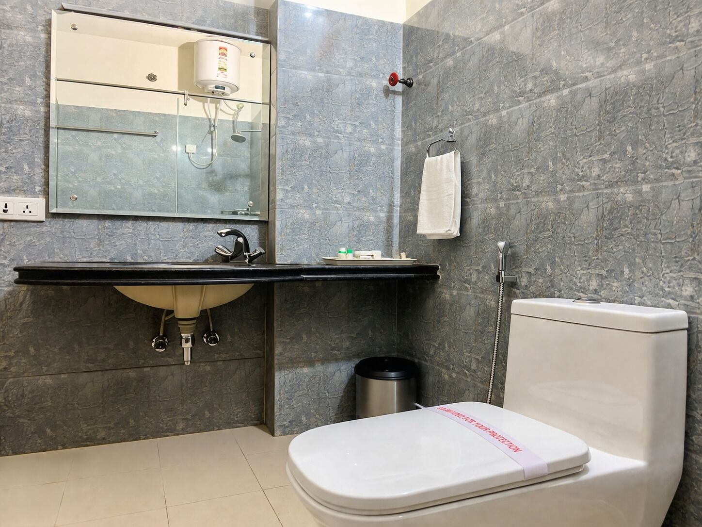 Habitación Premium doble, vistas al lago | Baño | Ducha, artículos de higiene personal gratuitos, toallas y jabón