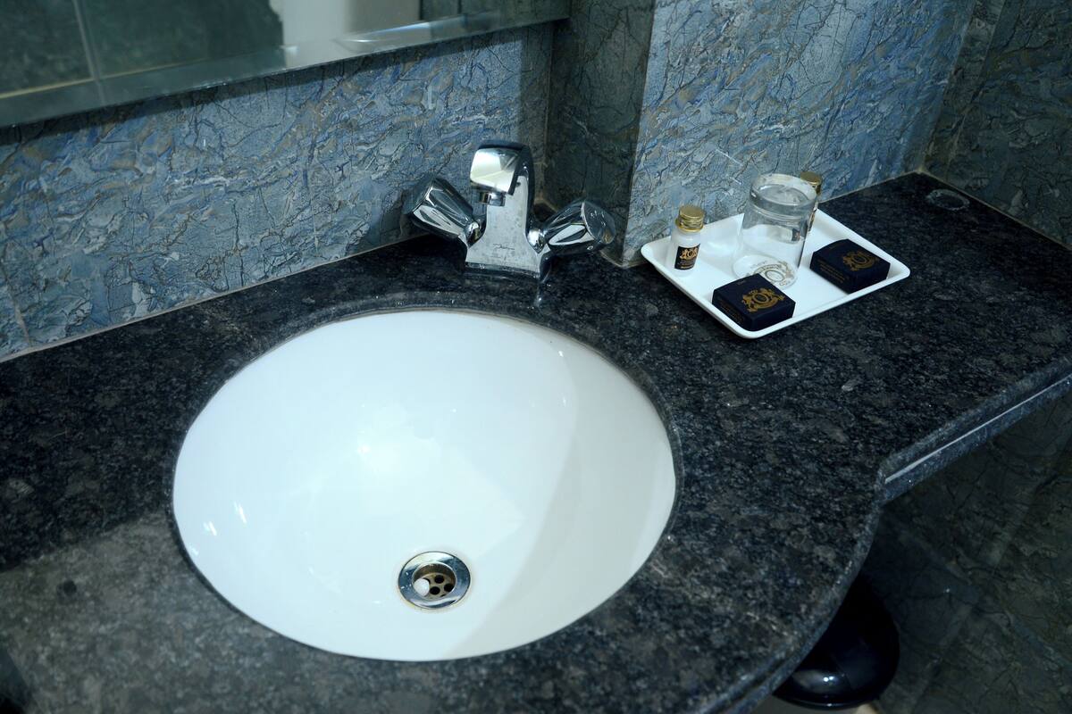 Deluxe Double Room, Lake View | Bathroom