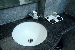 Habitación doble Premium, vista al lago | Baño | Regadera, amenidades de baño gratuitas, toallas, jabón 