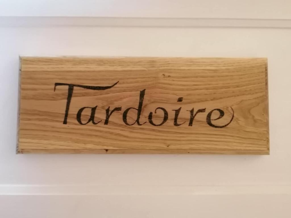 Een houten plaquette met de naam 'Tardoire' erop.