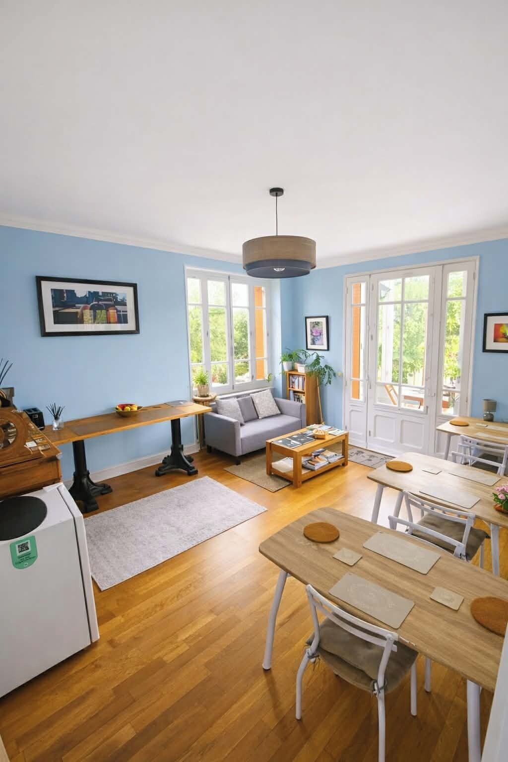 Uma sala de estar moderna com sofá, mesa de centro e área de jantar.