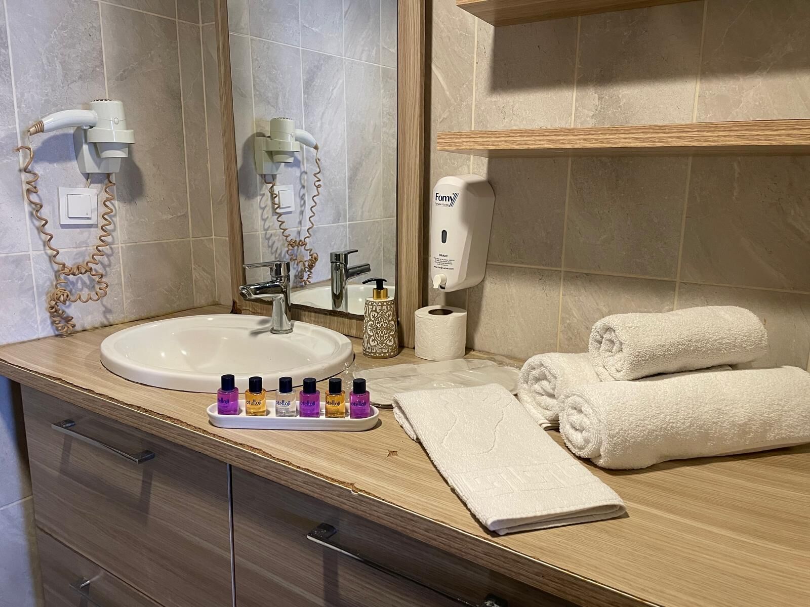 Standaard studio, uitzicht op stad | Badkamer | Een douche, gratis toiletartikelen, een haardroger, handdoeken
