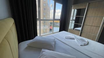 Free minibar, free WiFi, bed sheets