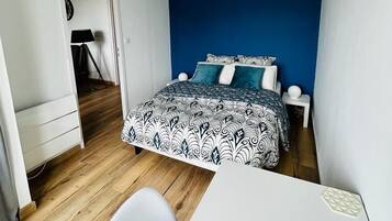3 soverom, skrivebord, strykejern/-brett og internettilgang