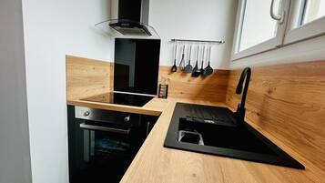 Kjøleskap, mikrobølgeovn, ovn og kaffetrakter/tekoker