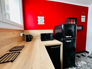 Een koelkast, een magnetron, een oven, een koffiezetapparaat/waterkoker