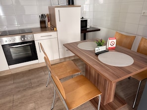 Fridge, microwave, oven, stovetop - Apartment '3' with Shared Terrace, Balcony and Wi-Fi (Bad Salzuflen)