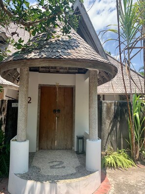 Exterior - Charming 3-bedroom villa with pool 3 minute walk from Pererenan Beach (Canggu)