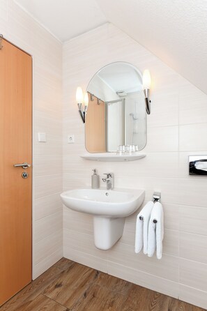 Shower, hair dryer, towels, soap - Quietly located yet central apartment directly on the North Sea coast. (Esens)